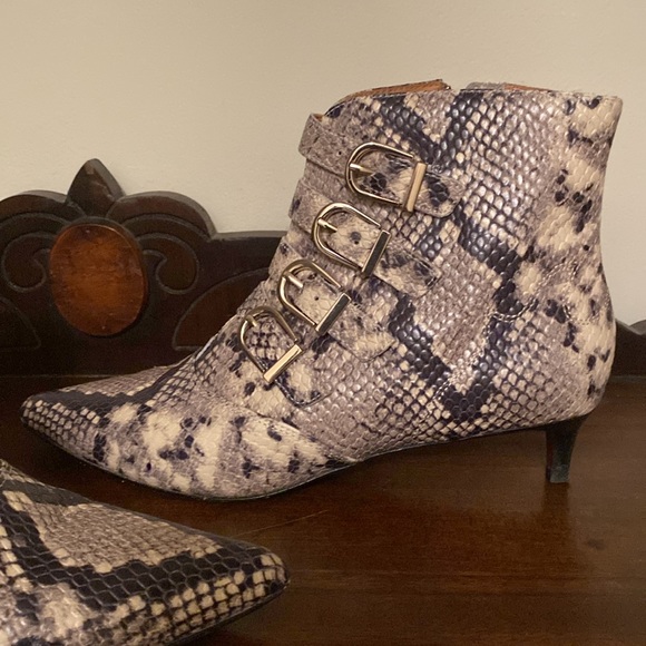 Beautiful snake skin designer bootie with kitten heel, size 39. Calinda style - Picture 4 of 14